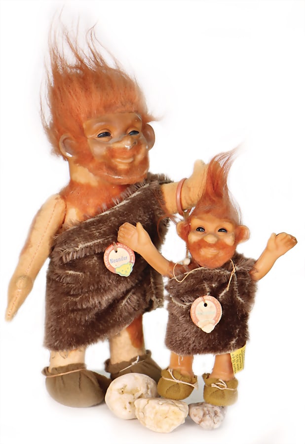 STEIFF 2 pieces Neander, 1 x Neander, with button, shield and flag, No.: 7755/13, vinyl body, 13 cm,: STEIFF 2 pieces Neander, 1 x Neander, with button, shield and flag, No.: 7755/13, vinyl body, 13 cm, 1 x, Neander, with button, shield and flag, No.: 7755/19, vinyl head, felt body, 20 cm, condition g