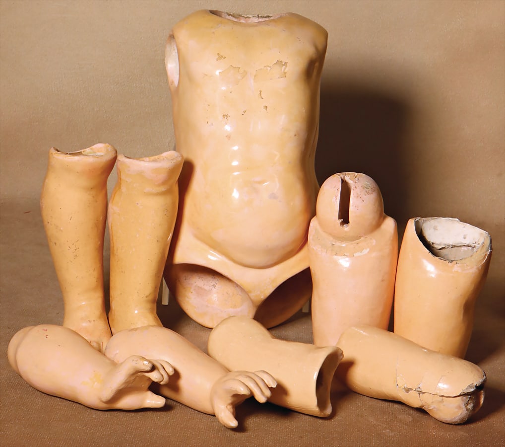 Early J. D. KESTNER body with fixed wrists, body in individual parts, head socket D: 5 cm German: Early J. D. KESTNER body with fixed wrists, body in individual parts, head socket D: 5 cm German Description Früher J. D. KESTNER Körper mit festen Handgelenken, Körper in Einzelteilen,