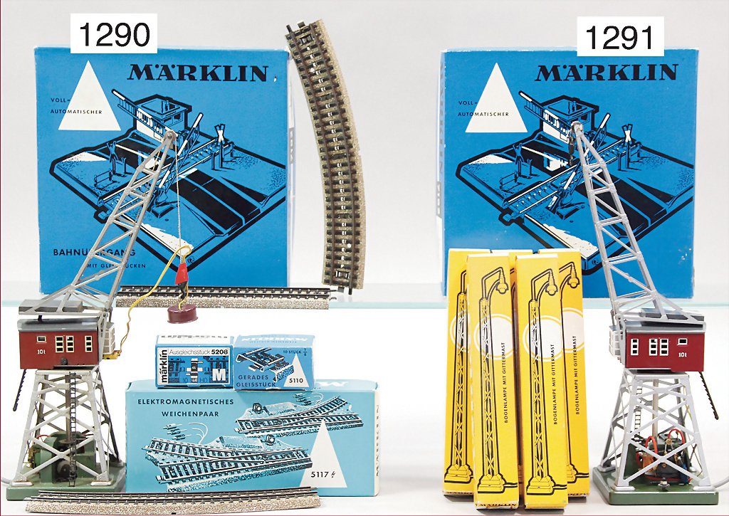 MÄRKLIN H0, 7071, Drehkran, 7047 Bogenlampe mit Gitterm: MÄRKLIN H0, 7071, Drehkran, 7047 Bogenlampe mit Gittermast, 17 Teile, 71, 72, Bahnübergang, neuwertig, Orig.-Kart. MÄRKLIN, H0, 7071, swing crane, 7047 lamp with mast of laticework, 17 pieces, 71,