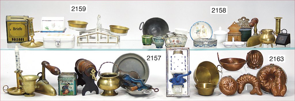large mixed lot of doll kitchen parts, salt jar, varnis: large mixed lot of doll kitchen parts, salt jar, varnished tin, lamp, iron, ceramic parts, porcelain parts, small oval bread box, mostly in good condition, partially with scratches on the paintwork Ge
