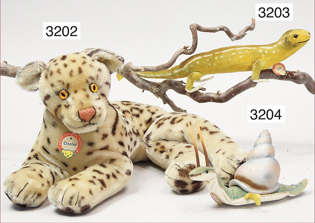 STEIFF, Lizzy, lizard, with button, chest label and clo: STEIFF, Lizzy, lizard, with button, chest label and cloth tag label, No. 1406,00, yellow/green, felt claws in good condition, length 31 cm German Description STEIFF Lizzy, Eidechse, mit Knopf, Schild 