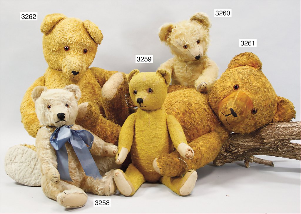bear, straw stuffed, synthetic plush, yellow, 48 cm, li: bear, straw stuffed, synthetic plush, yellow, 48 cm, little hump, slighlty snaped off arms, small worned places, flaws at the felt paws, nice expression with voice (voice is weakly) German Description