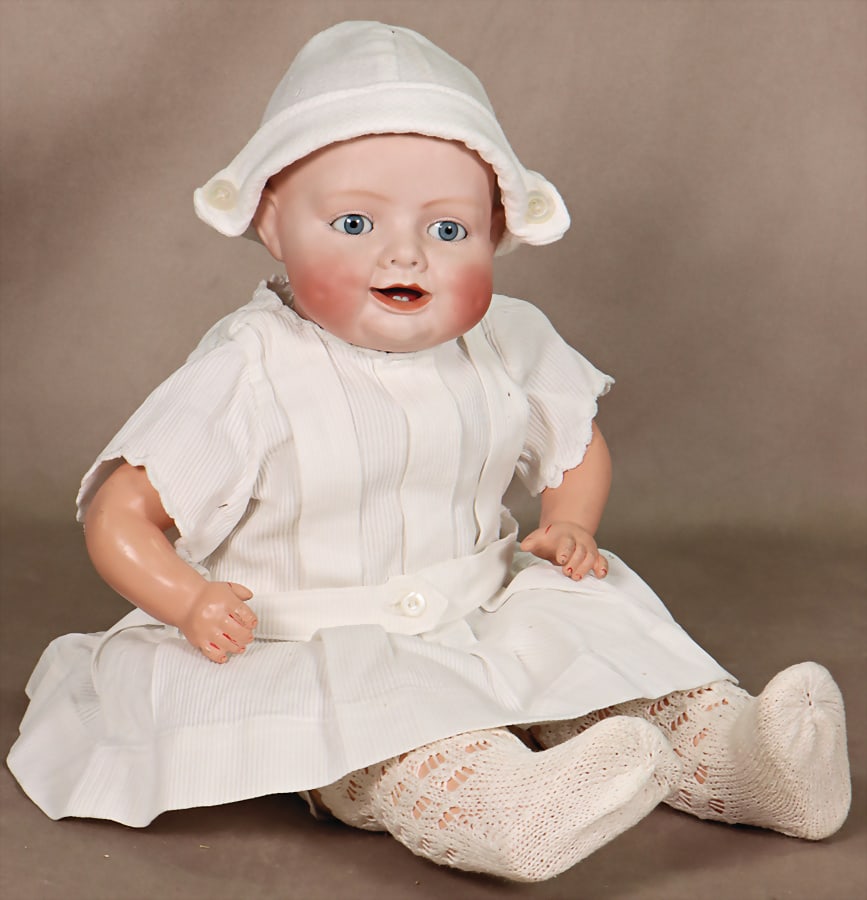 porcelain binding head doll, made, copy by Geurgene Averill 1005/ 3652 Germany stand 1386/ 45, 45: porcelain binding head doll, made, copy by Geurgene Averill 1005/ 3652 Germany stand 1386/ 45, 45 cm, full head, blue sleeping eyes, mouth wide open, teeth at the bottom, dimpled cheeks, fabric body,