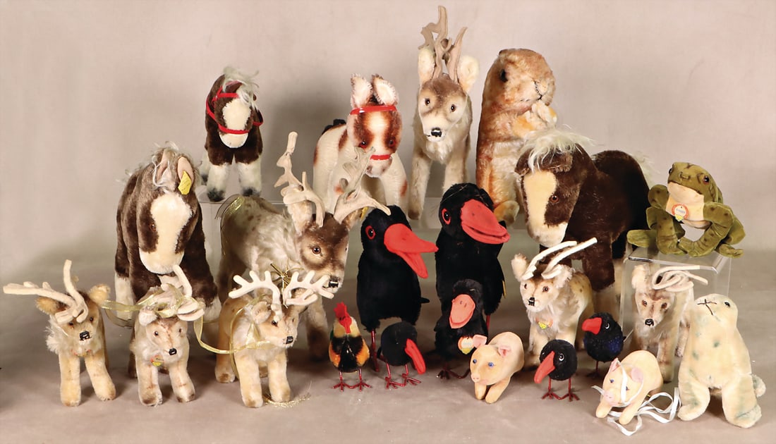 STEIFF Mixed lot post-war, Renny, complete, No. 1850/22, reindeer in various sizes, without button: STEIFF Mixed lot post-war, Renny, complete, No. 1850/22, reindeer in various sizes, without button and shield, pony, pigs, ravens, frog, squirrel, partly with button, or shield. size, without button a