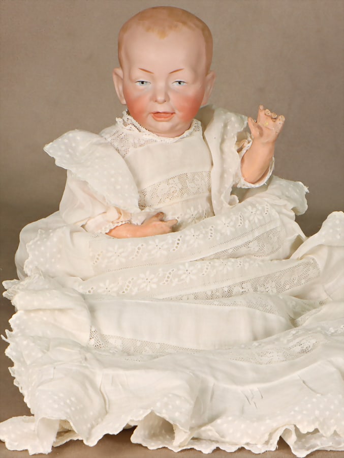 KÄMMER & REINHARDT 100, character-baby, 28 cm, crank head, blue painted eyes, open closed: KÄMMER & REINHARDT 100, character-baby, 28 cm, crank head, blue painted eyes, open closed mouth, sitting baby-body, with underdeveloped hand posture and slightly protruding toe. hand posture and 
