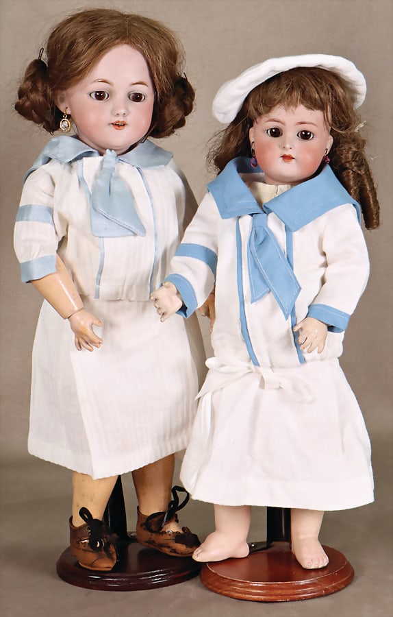 2 pieces, porcelain head dolls SIMON & HALBIG / KÄMMER & REINHARDT, 36 cm crank head, brown: 2 pieces, porcelain head dolls SIMON & HALBIG / KÄMMER & REINHARDT, 36 cm crank head, brown sleeping eyes, open mouth, pierced ears, teeth on top, jointed body, looks a bit too big for the head,