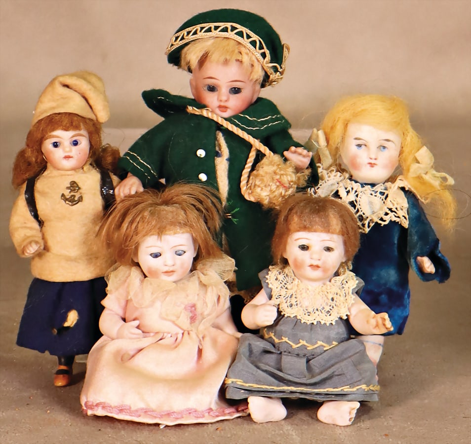 mixed lot of small dolls, whole bisque, 8-12 cm, 4x glass eyes, 1x painted eyes German Description: mixed lot of small dolls, whole bisque, 8-12 cm, 4x glass eyes, 1x painted eyes German Description Konv. kl. Puppen, Ganzbiskuit, 8-12 cm, 4x Glasaugen, 1x gemalte Augen