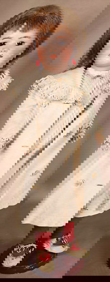 HEINRICH HANDWERCK / SIMON & HALBIG porcelain head doll, 57 cm, porcelain cranked head, later fixed: HEINRICH HANDWERCK / SIMON & HALBIG porcelain head doll, 57 cm, porcelain cranked head, later fixed brown glass eyes, off. mouth, teeth on top, pierced ears, jointed body, 1 finger missing, old clothe