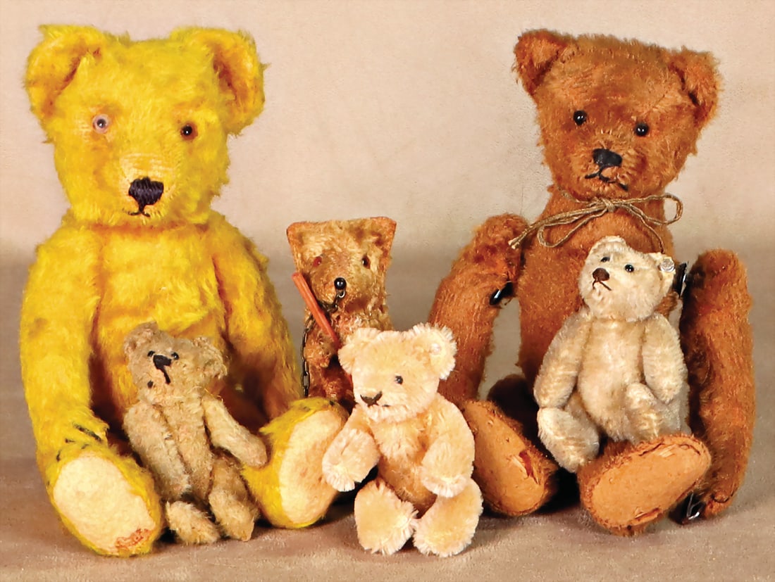 mixed lot of bears, STEIFF, pre-war, without button, 9 cm, 2 small bears, STEIFF, post-war, dancing: mixed lot of bears, STEIFF, pre-war, without button, 9 cm, 2 small bears, STEIFF, post-war, dancing bear, artificial plush, rollover bear, manufacturer?, worn, mechanics defective, 23.5 cm, bear, manu