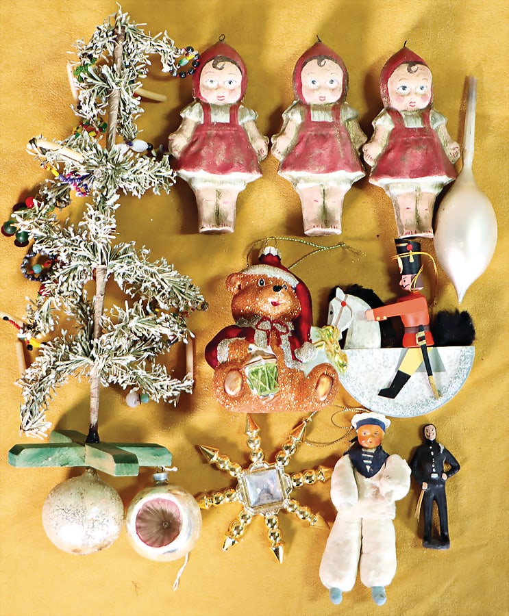 Mixed lot of Christmas tree decorations, 3 cardboard children, 12.5 cm, Christmas tree decorated,: Mixed lot of Christmas tree decorations, 3 cardboard children, 12.5 cm, Christmas tree decorated, top missing, 27 cm, baubles from different periods, small candles, ERZGEBIRGE, post-war. Period, small