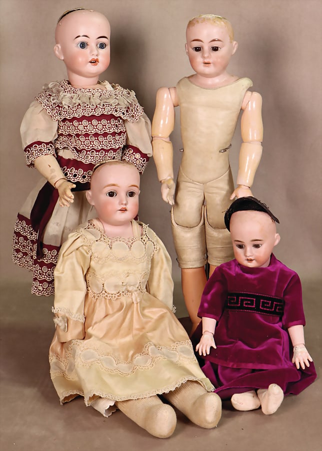 mixed lot of dolls, porcelain head doll, acc. 701 5, 46 cm, crank head, blue sleeping eyes, off.: mixed lot of dolls, porcelain head doll, acc. 701 5, 46 cm, crank head, blue sleeping eyes, off. Mouth, teeth on top, jointed body with long thighs, without wig, OLMA, porcelain breastplate head doll,