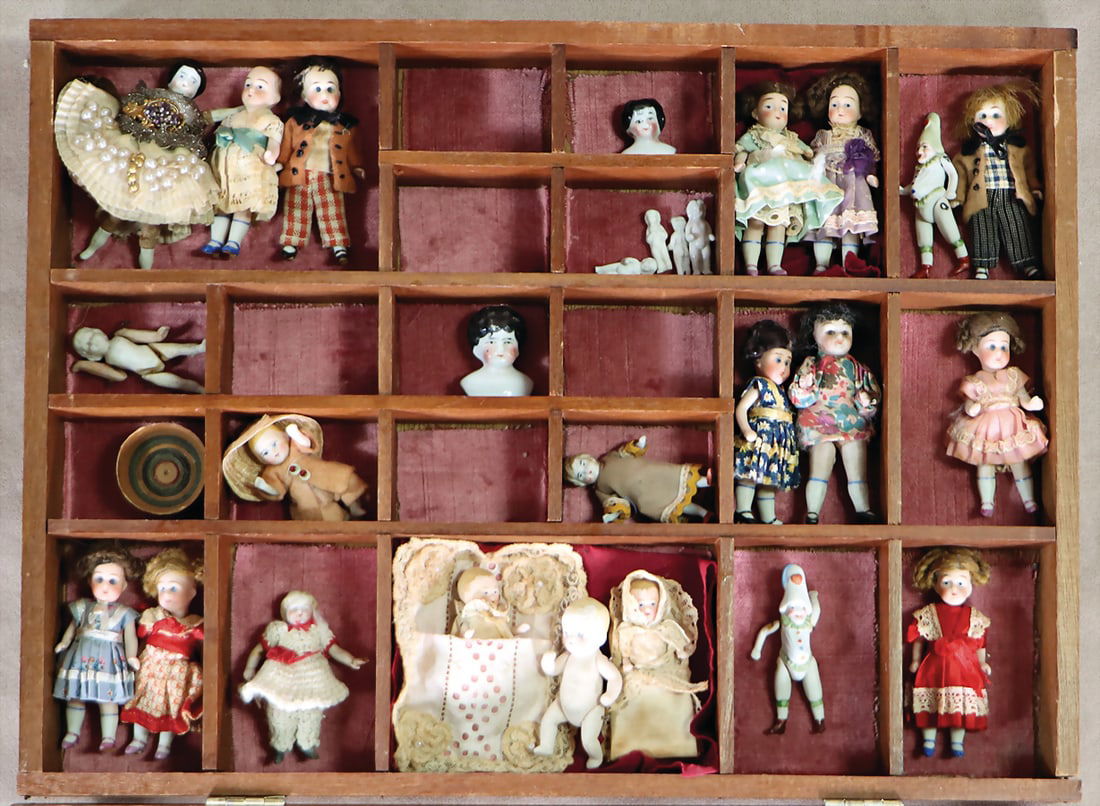 mixed lot of dollhouse dolls, whole bisque, newer and older, please inspect, 3-8 cm, with small: mixed lot of dollhouse dolls, whole bisque, newer and older, please inspect, 3-8 cm, with small display case German Description Konv. Puppenstuben-Puppen, Ganzbiskuit, neuer u. älter, bitte besic