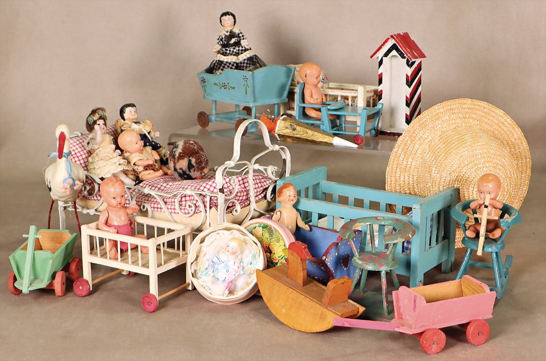 Lost property box, doll beds, various sizes. sizes, including metal bed, 22 cm, swing with horse's (1 of 1)