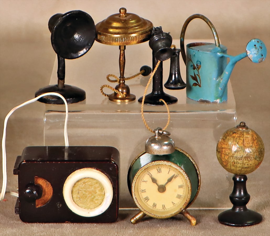 mixed lot of doll?s house ornaments, small globe, 5 cm, alarm clock, telephone, watering can, radio (1 of 1)