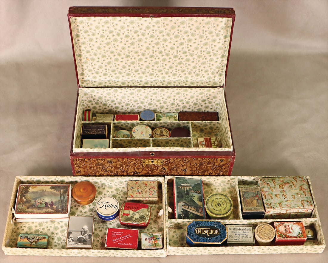 Nice small chest with inlay compartment, 32x18.5x11.5 cm, filled with small boxes, partly (1 of 1)