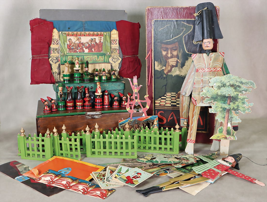 Lost and found box, casket with wooden figures, under. time, chess pieces without board, 2 jumping: Lost and found box, casket with wooden figures, under. time, chess pieces without board, 2 jumping jacks, salta game, fence parts, theater parts, please inspect German Description Fundkiste, Schatulle