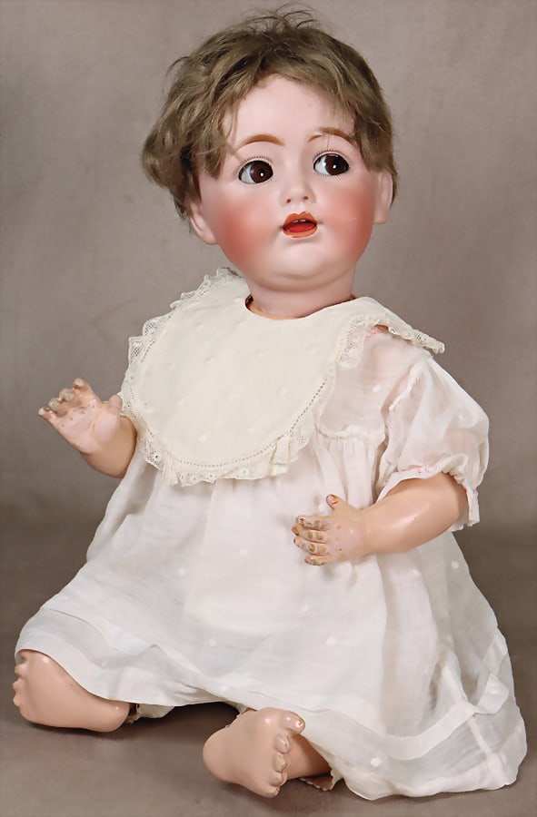 JDK KESTNER 257, 46 cm, crank head, brown rogue eyes, off. mouth, teeth on top, sitting baby body,: JDK KESTNER 257, 46 cm, crank head, brown rogue eyes, off. mouth, teeth on top, sitting baby body, with slightly protruding toe, old mohair wig, old clothes German Description JDK KESTNER 257, 46 cm,