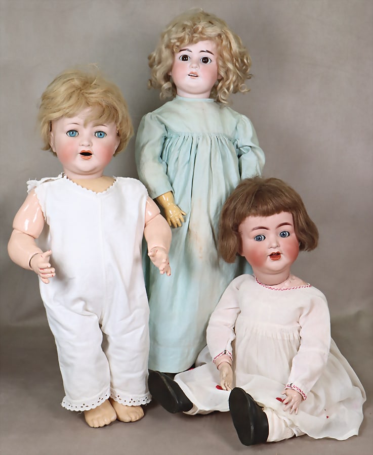 mixed lot of dolls, KÄMMER & REINHARDT 126, 49 cm, porcelain crank head, blue retr. inset.: mixed lot of dolls, KÄMMER & REINHARDT 126, 49 cm, porcelain crank head, blue retr. inset. sleeping eyes, off. mouth, toddler body, completely overpainted, KÄMMER & REINHARDT 126, 46 cm, blu