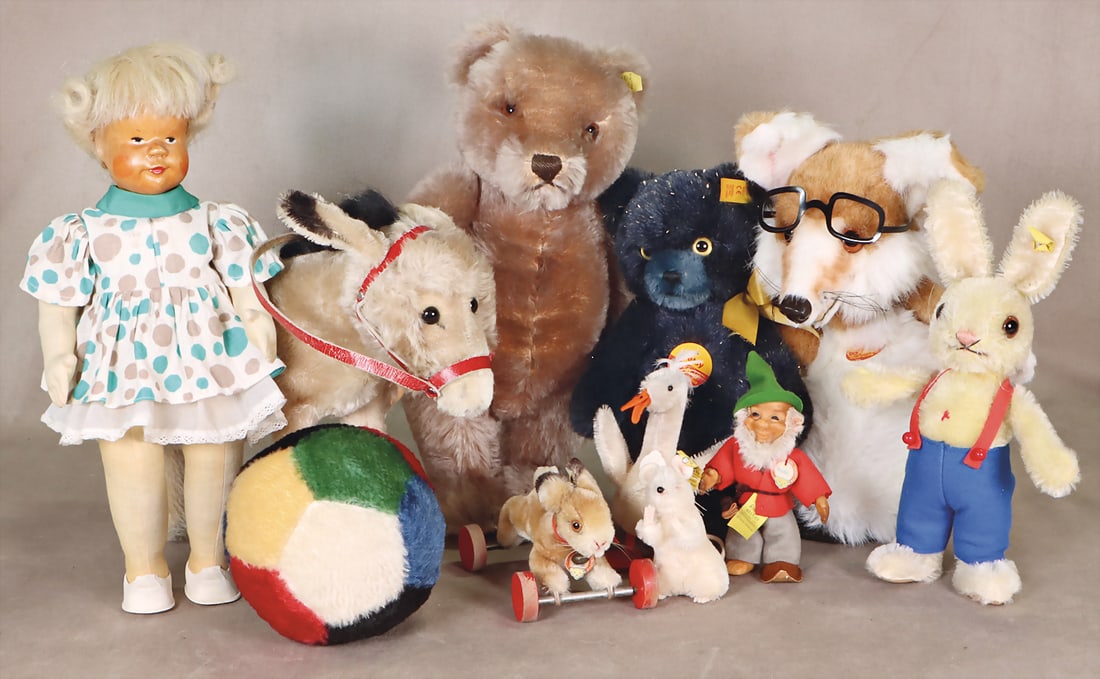 STEIFF mixed lot of animals, 1 bear, 1 ball, building saving fox, golden button, complete, No.: STEIFF mixed lot of animals, 1 bear, 1 ball, building saving fox, golden button, complete, No. 7958/30, post-war, with button, worn flag, hare, worn, hare on eccentric wheels, complete, worn flag, Kus