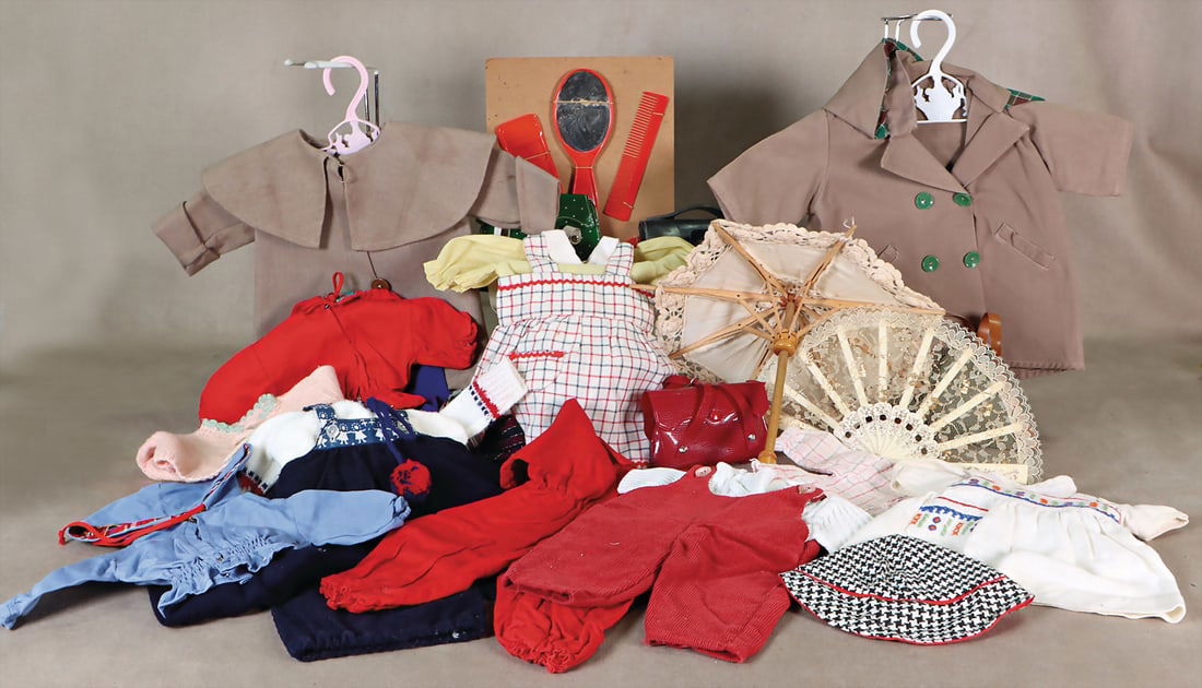 mixed lot of doll clothes, bags, umbrella, hat, accessories, size 35-45 cm, mostly post-war, i.a.: mixed lot of doll clothes, bags, umbrella, hat, accessories, size 35-45 cm, mostly post-war, i.a. Käthe Kruse German Description Konv. Puppenkleidung, Taschen, Schirm, Hut, Zubehör, Gr. 35-4