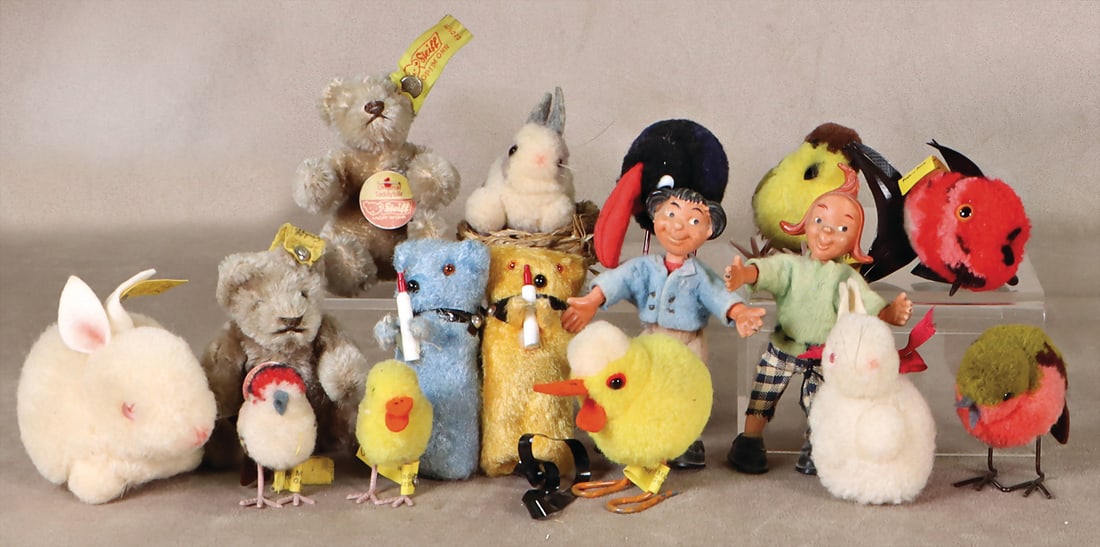 STEIFF mixed lot wool miniatures, post-war, partly with button and flag, Max & Moritz, vinyl,: STEIFF mixed lot wool miniatures, post-war, partly with button and flag, Max & Moritz, vinyl, original teddy, '50s/'60s, seat height 7 cm, complete flag worn, 1 original teddy, newer, 2 bears manufact