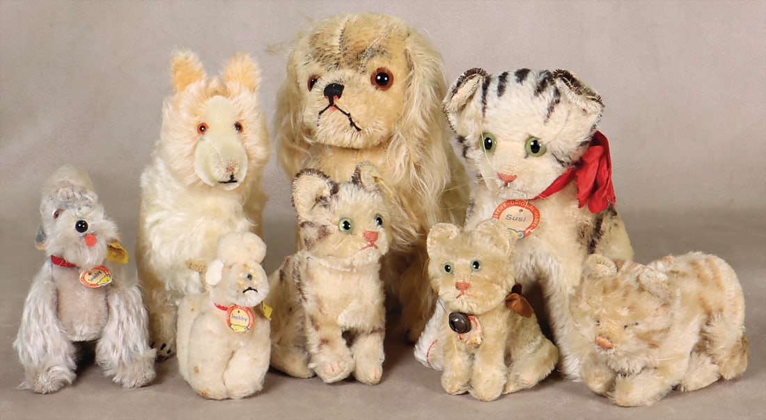STEIFF mixed lot post-war, Snobby, complete, flag slightly worn, 2 sizes, 2 dogs, without button and: STEIFF mixed lot post-war, Snobby, complete, flag slightly worn, 2 sizes, 2 dogs, without button and shield, Susi, with shield, shield worn, without button, cat sitting, without button and shield, cat