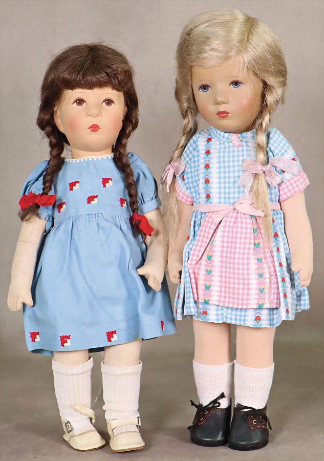 KÄTHE KRUSE 2 pieces, post-war, girl, more recent production, 37 cm, 1 girl, 60's, 35 cm, very: KÄTHE KRUSE 2 pieces, post-war, girl, more recent production, 37 cm, 1 girl, 60's, 35 cm, very good condition German Description KÄTHE KRUSE 2 Teile, Nachkrieg, Mädchen, neuere Produkti