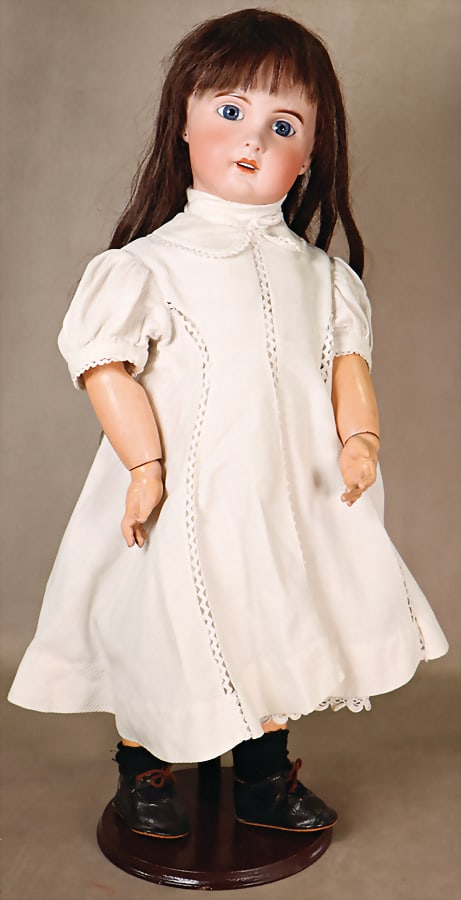 SFBJ beautiful French Bébé, bisque head, marked: S.F.B.J Paris, 12, later blue fixed glass: SFBJ beautiful French Bébé, bisque head, marked: S.F.B.J Paris, 12, later blue fixed glass eyes, open, mouth on top teeth, pierced, ears, fine porcelain, small abrasion, eyebrow, 61 cm. glas