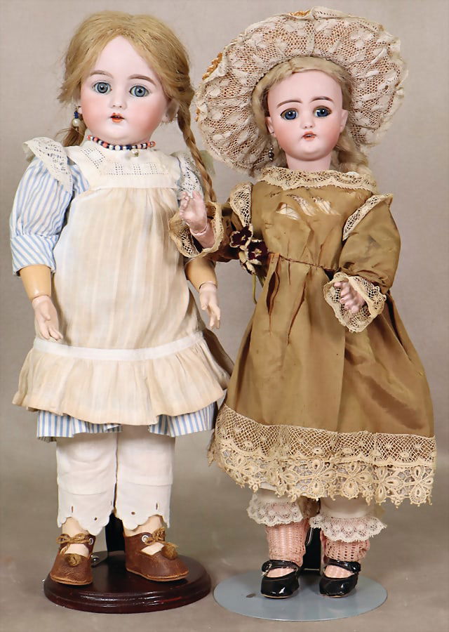 SIMON & HALBIG 2 x Pupen, 1 x Simon & Halbig, porcelain crank head, marked: SH 1079 3 DEP with red: SIMON & HALBIG 2 x Pupen, 1 x Simon & Halbig, porcelain crank head, marked: SH 1079 3 DEP with red stamp, blue sleeping eyes, 33 cm, jointed body, blond mohair wig, 1x S & C, bisque head, marked: S &C