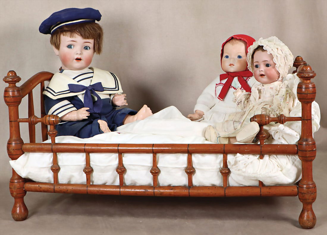 SIMON & HALBIG mixed lot, dolls, baby, bisque porcelain head, neck marked: Simon and Halbig 1294,: SIMON & HALBIG mixed lot, dolls, baby, bisque porcelain head, neck marked: Simon and Halbig 1294, made in Germany, blue lateral, looking eyes, open, mouth, two teeth on top, sitting baby body, 40 cm,