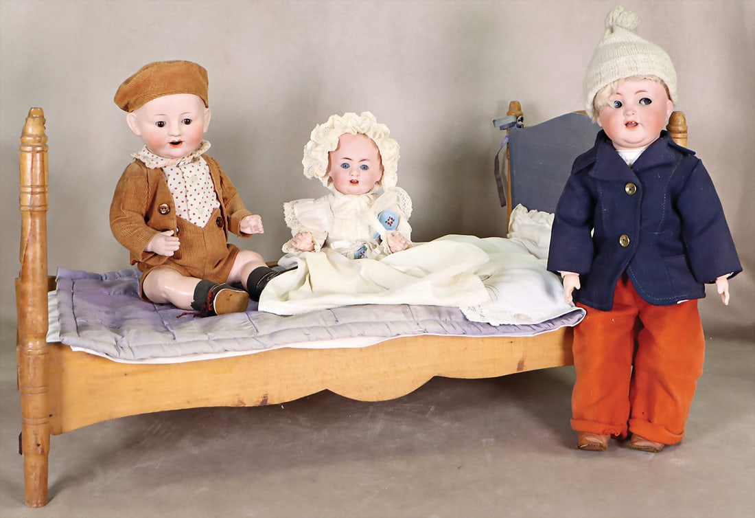 mixed lot of 3 x dolls in a wooden bed, K&R 126, 32, boy, blue sleeping eyes, off, mouth, two teeth: mixed lot of 3 x dolls in a wooden bed, K&R 126, 32, boy, blue sleeping eyes, off, mouth, two teeth on top, todler body, clothes partly, old, 39 cm, 1 x bisque porcelain full-head boy, baby, brown sle