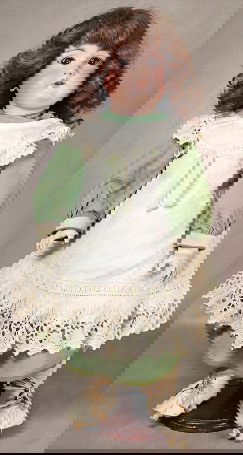 probably HEINRICH HANDWERCK porcelain head doll, acc. 89 12, 54 cm, crank head, brown sleeping eyes,: probably HEINRICH HANDWERCK porcelain head doll, acc. 89 12, 54 cm, crank head, brown sleeping eyes, off. Mouth, teeth on top, dimpled chin, pierced ears, jointed body with fixed wrists. ears, jointed