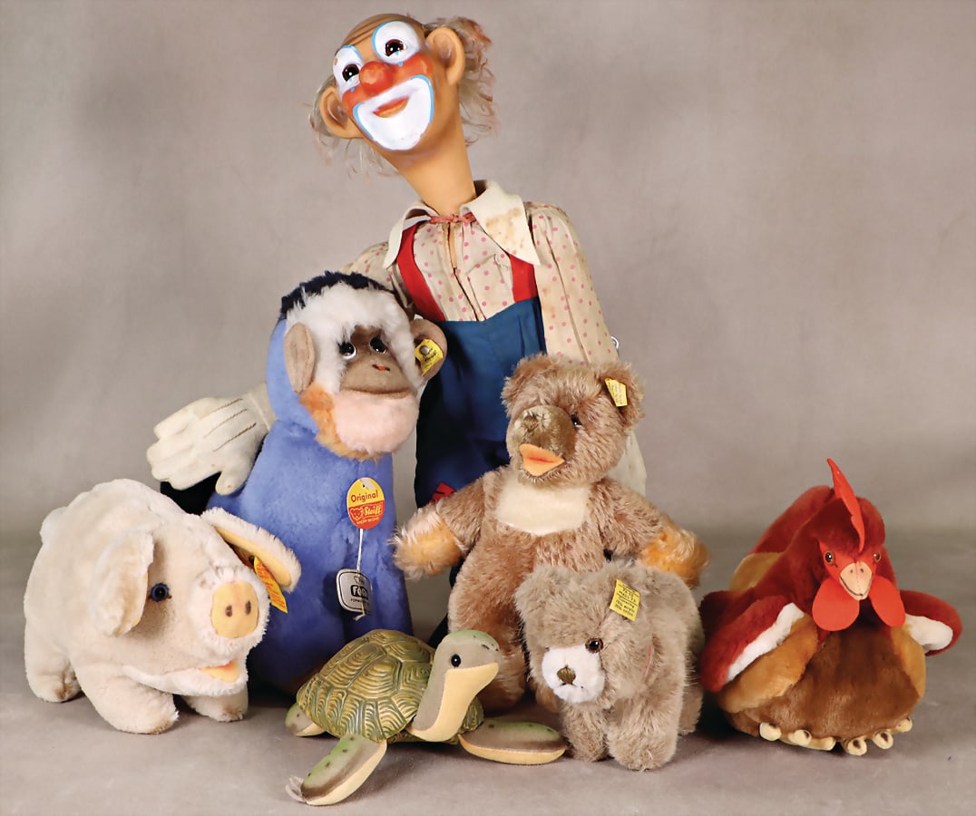 STEIFF mixed lot post-war, monkey, complete, silver button, No. 642/28, clown, without button and: STEIFF mixed lot post-war, monkey, complete, silver button, No. 642/28, clown, without button and shield, without hat, 43 cm, Zotty, button and flag, bear silver button with flag standing on 4 paws, 3