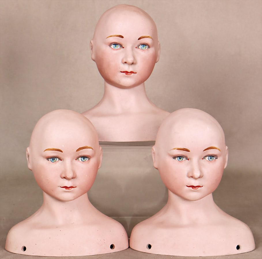 3 pieces, shoulder heads, porcelain, h: 13 cm, acc. to F.1., strong kiln dust inclusions, age?,: 3 pieces, shoulder heads, porcelain, h: 13 cm, acc. to F.1., strong kiln dust inclusions, age?, please inspect German Description 3 Teile, Brustblattköpfe, Porzellan, H: 13 cm, gem. F.1., starke 