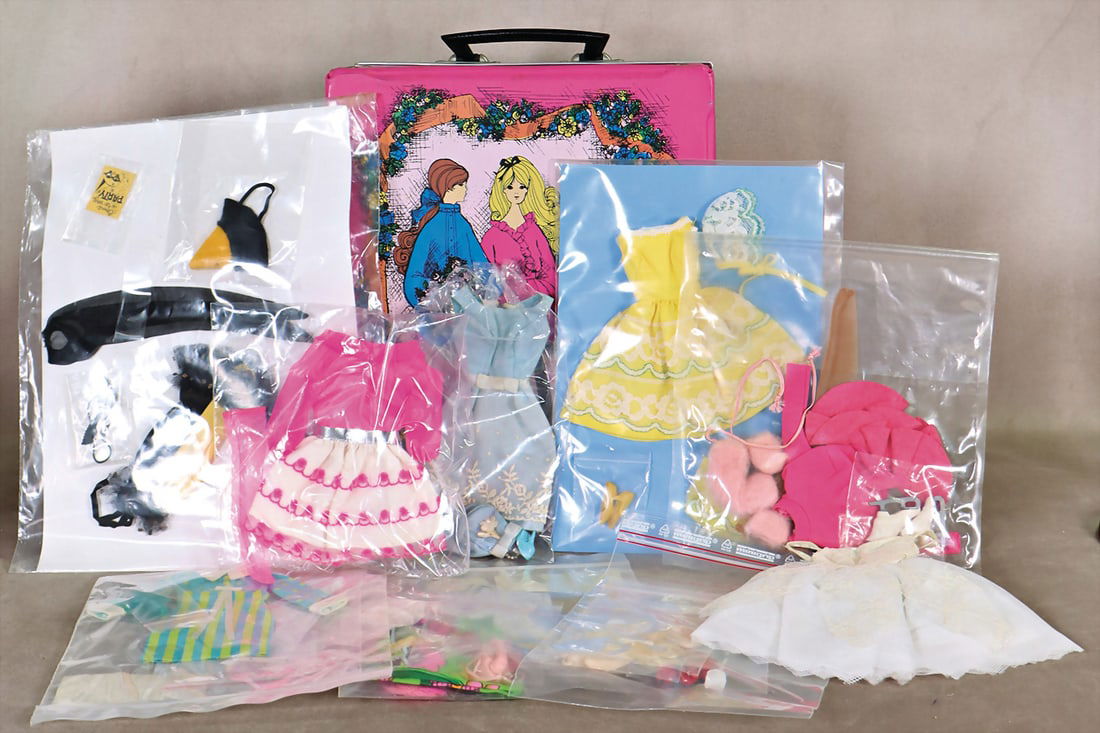 MATTEL Barbie, suitcase with outfits and single parts, among them 1976, 1251, 1876, 944, 60's/70's, (1 of 1)