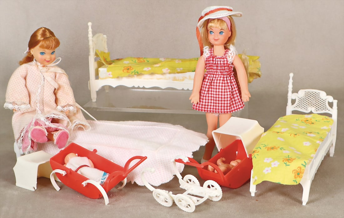 MATTEL Barbie, Tutti, with accessories, bed, baby carriage German Description MATTEL Barbie,: MATTEL Barbie, Tutti, with accessories, bed, baby carriage German Description MATTEL Barbie, Tutti, mit Zubehör, Bett, Kinderwagen