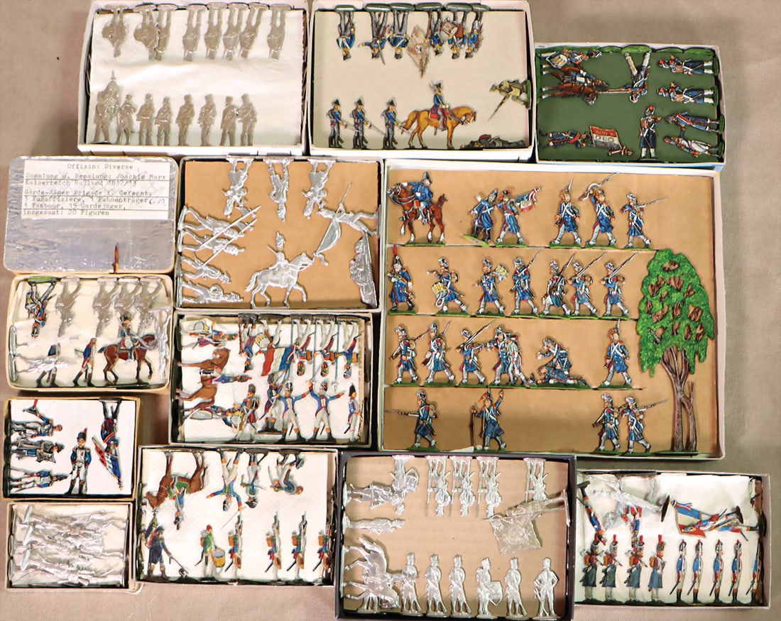 large mixed lot of pewter figures, painted and not painted, flat, approx. 1000 figures, please (1 of 1)
