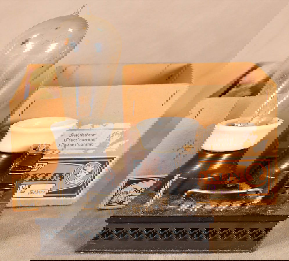 MÄRKLIN Regulator (resistor for use with 2 bulbs), 1 bulb retained, not technically tested: MÄRKLIN Regulator (resistor for use with 2 bulbs), 1 bulb retained, not technically tested German Description MÄRKLIN Regler (Wiederstand zum Einsatz von 2 Glühbirnen), 1 Glühbirne