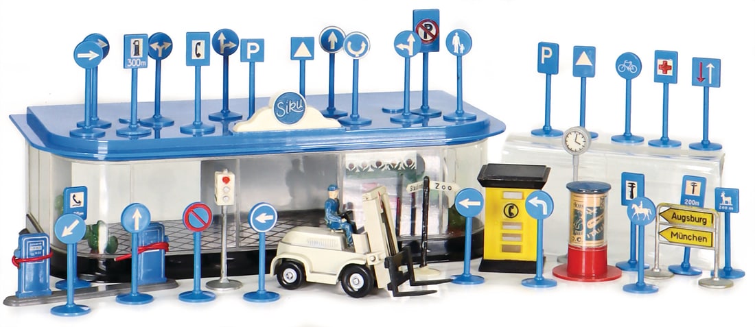 SIKU plastic, salesroom, forklift, advertising pillar, many traffic signs, good condition German (1 of 1)