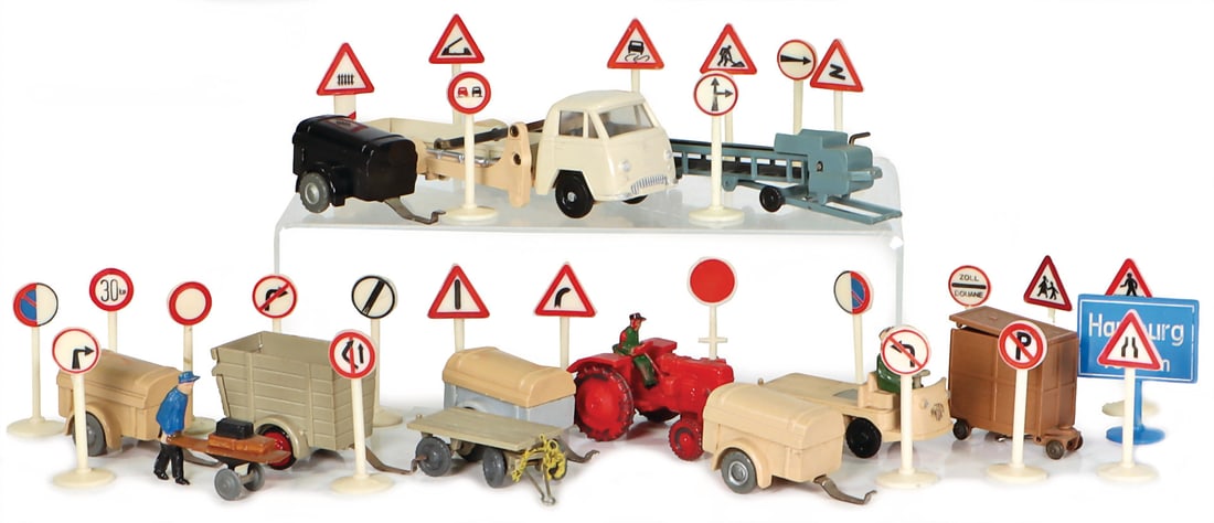 SIKU mixed lot plastic, trailer, tractor, conveyor belt, many traffic signs, small parts, good (1 of 1)