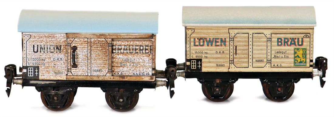 MÄRKLIN track 0, 2x freight wagon, 2 axles, Löwenbräu, Union Bräu, one-sided,: MÄRKLIN track 0, 2x freight wagon, 2 axles, Löwenbräu, Union Bräu, one-sided, slight rust on wheels, otherwise good German Description MÄRKLIN Spur 0, 2x Güterwagen, 2 Ac