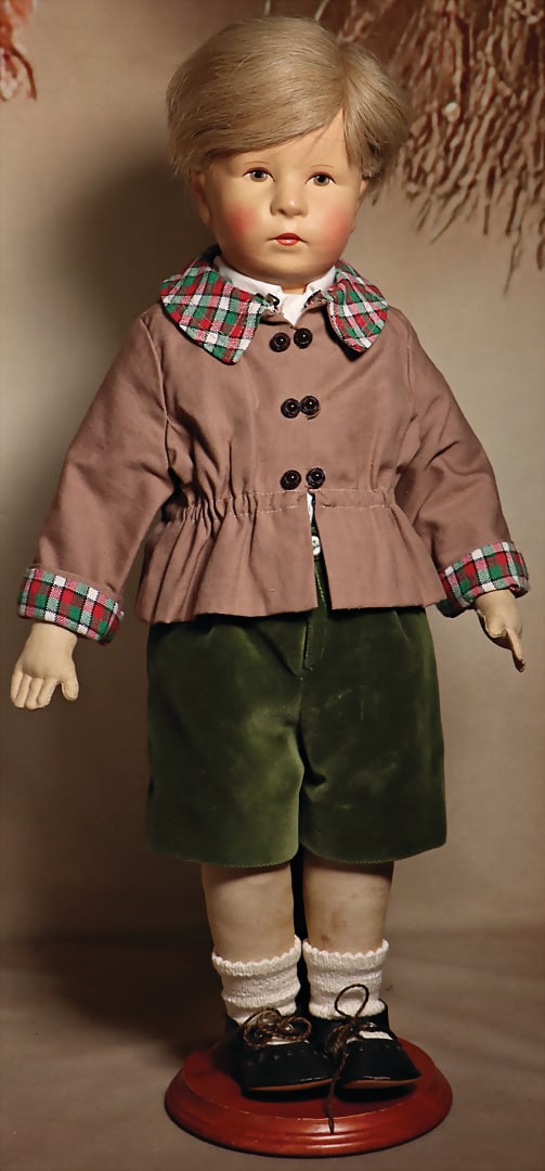 KÄTHE KRUSE Friedebald, post-war, 50 cm, red stamp on the sole of the foot no. 10242, plastic: KÄTHE KRUSE Friedebald, post-war, 50 cm, red stamp on the sole of the foot no. 10242, plastic head, brown painted eyes, body a little bit dirty, good condition. German Description KÄTHE KRUS