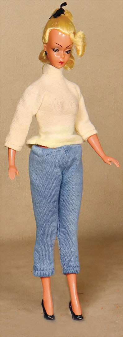 HAUSSER Lilli, small model, 19 cm, delicate decoration, slightly shiny face, right thumb glued (1 of 2)