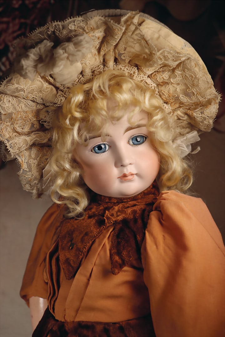 KESTNER Large early bébé by Kestner, c. 1880, bisque porcelain head with blue glass sleep (1 of 4)