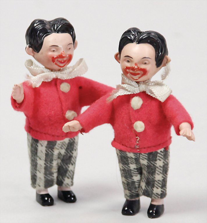 SCHUCO Tanzfigur, Celluloid, schwarz modellierte Frisur: SCHUCO Tanzfigur, Celluloid, schwarz modellierte Frisur, Filzkleidung, zur Serie Vater & Sohn, 8,5 cm