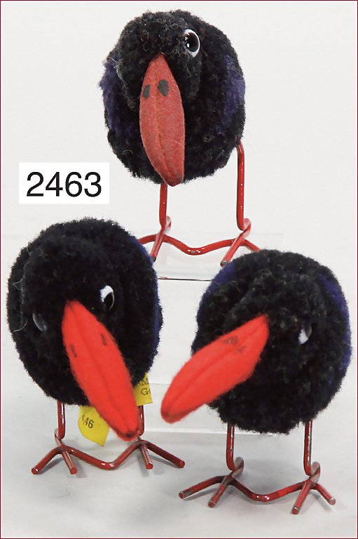STEIFF 3 Woll-Miniaturen, Raben, 2x mit Filzschnabel so: STEIFF 3 Woll-Miniaturen, Raben, 2x mit Filzschnabel sowie Filzgefieder, Metallbeine, ein Rabe mit Knopf und gelber Fahne, Nr. 1508.46, unbespielter Zust., schönes Konv.