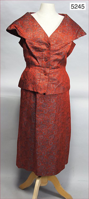 Horn Modehaus Berlin separates, late '50s, blouse with: Horn Modehaus Berlin separates, late '50s, blouse with skirt, short-sleeved, in front a row of buttons, skirt with metal zip at the side, inside rayon, broad collar, blouse with a diameter of 45 cm, f