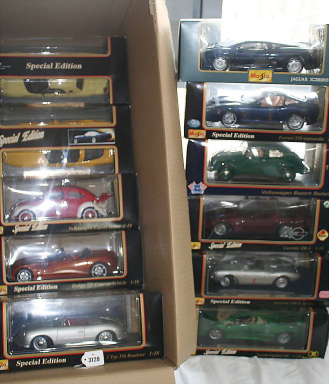 Maisto Konv. 12 Modellfahrzeuge, Maßstab 1:18, unbespie: Maisto Konv. 12 Modellfahrzeuge, Maßstab 1:18, unbespielt, im Orig.-Karton