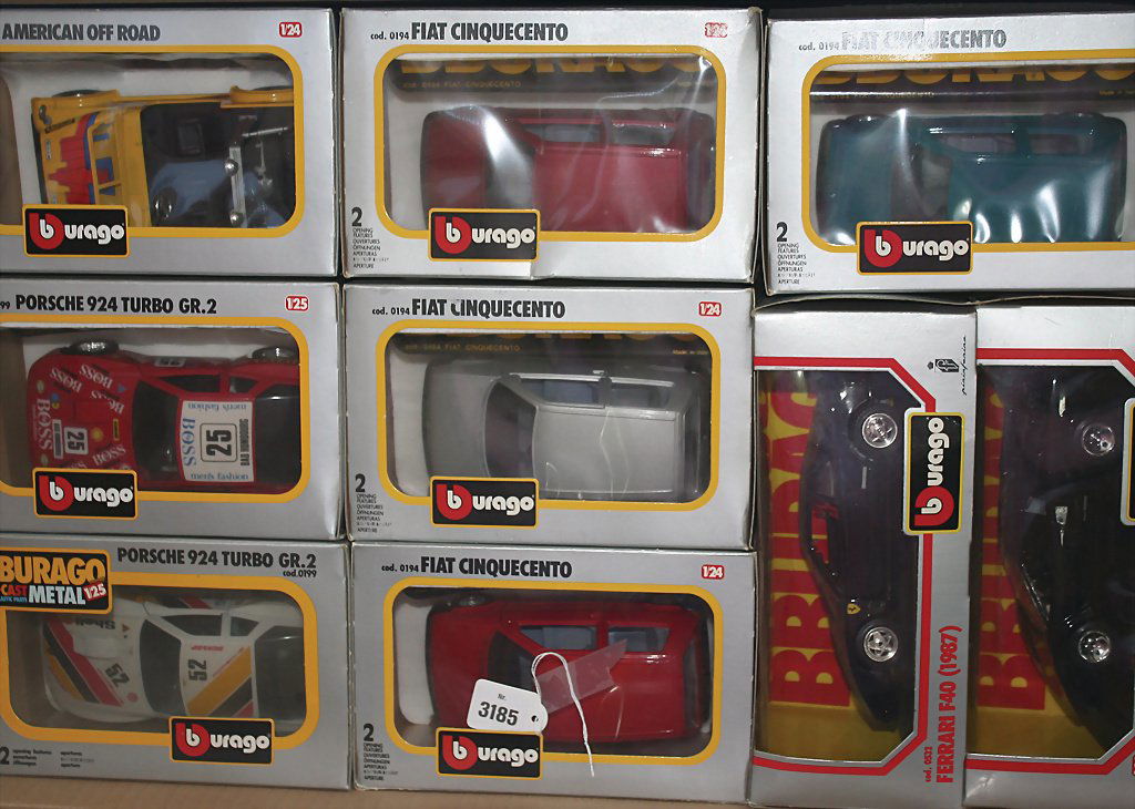 BURAGO Konv. 18 Modellfahrzeuge, Maßstab 1:24, darunter: BURAGO Konv. 18 Modellfahrzeuge, Maßstab 1:24, darunter Fiat, Porsche, Ferrari und andere, unbespielt, im Orig.-Karton