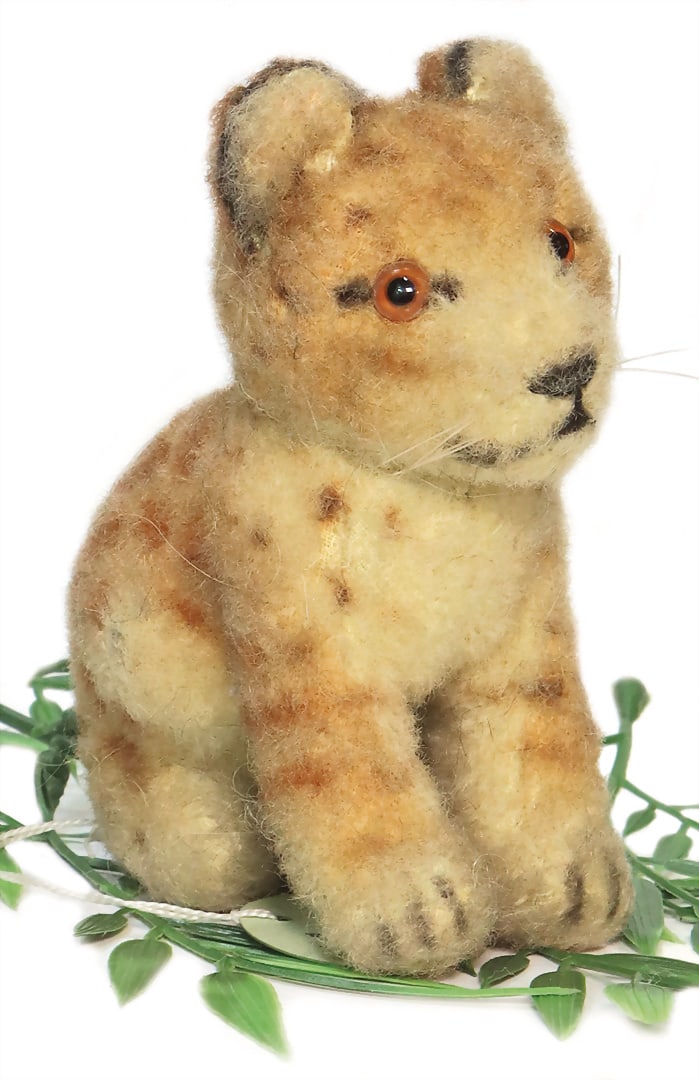 STEIFF Plush wool lion cub, manufactured in 1950, item number: 3510, sitting, with U.S. Zone flag,: STEIFF Plush wool lion cub, manufactured in 1950, item number: 3510, sitting, with U.S. Zone flag, seat height: 10 cm with Steiff Archive tag German Description STEIFF Jung-Löwe in Wollplüsc